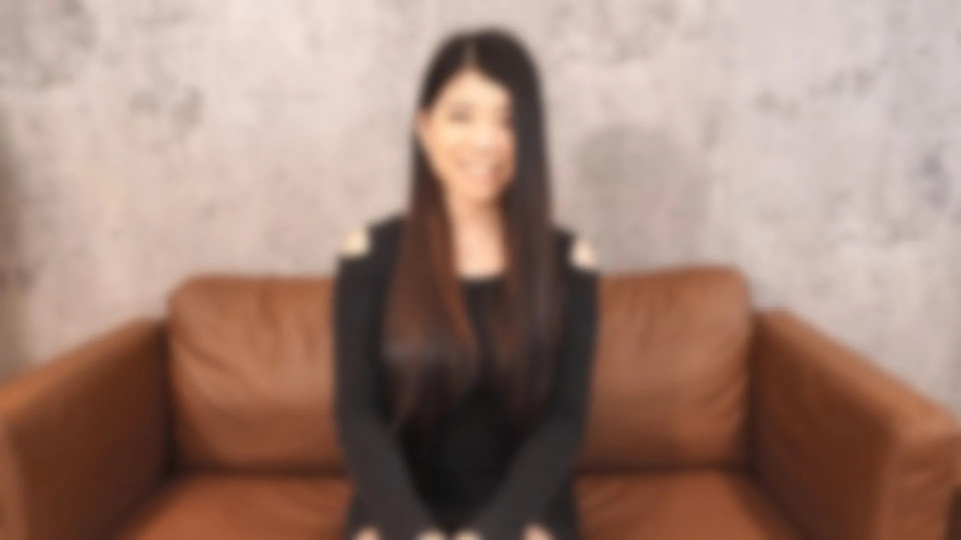 有着黑色长发和钟型胸部的美少女。的封面图